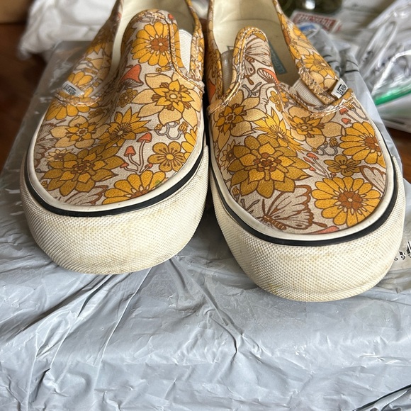 Women’s 9 slip on
Yellow vans - Picture 4 of 13